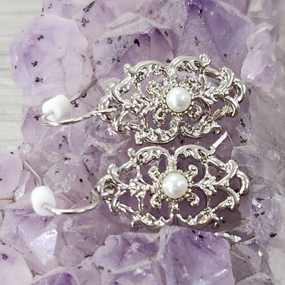 Fashion Jewlery Silvertone Filagree Drop Earings with Faux Pearl Dangle - Picture 2 of 7